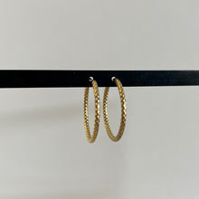 Afbeelding in Gallery-weergave laden, Printed Bigger Hoops Goud
