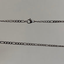 Afbeelding in Gallery-weergave laden, Stijlvolle en duurzame sieraden van hoogwaardig roestvrij staal - Ontdek tijdloze elegantie met de collectie oorbellen, kettingen, ringen en armbanden van By Robbin Accessories.
